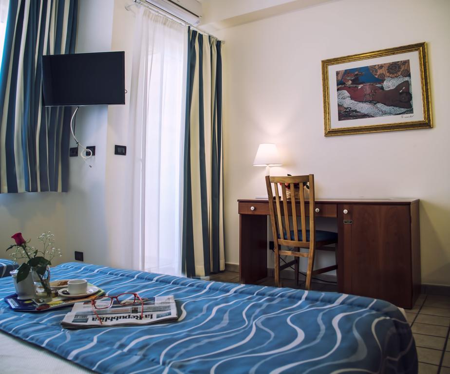 Hotel Sirenetta อิโซลา เดลเล เฟมมิเน ภายนอก รูปภาพ
