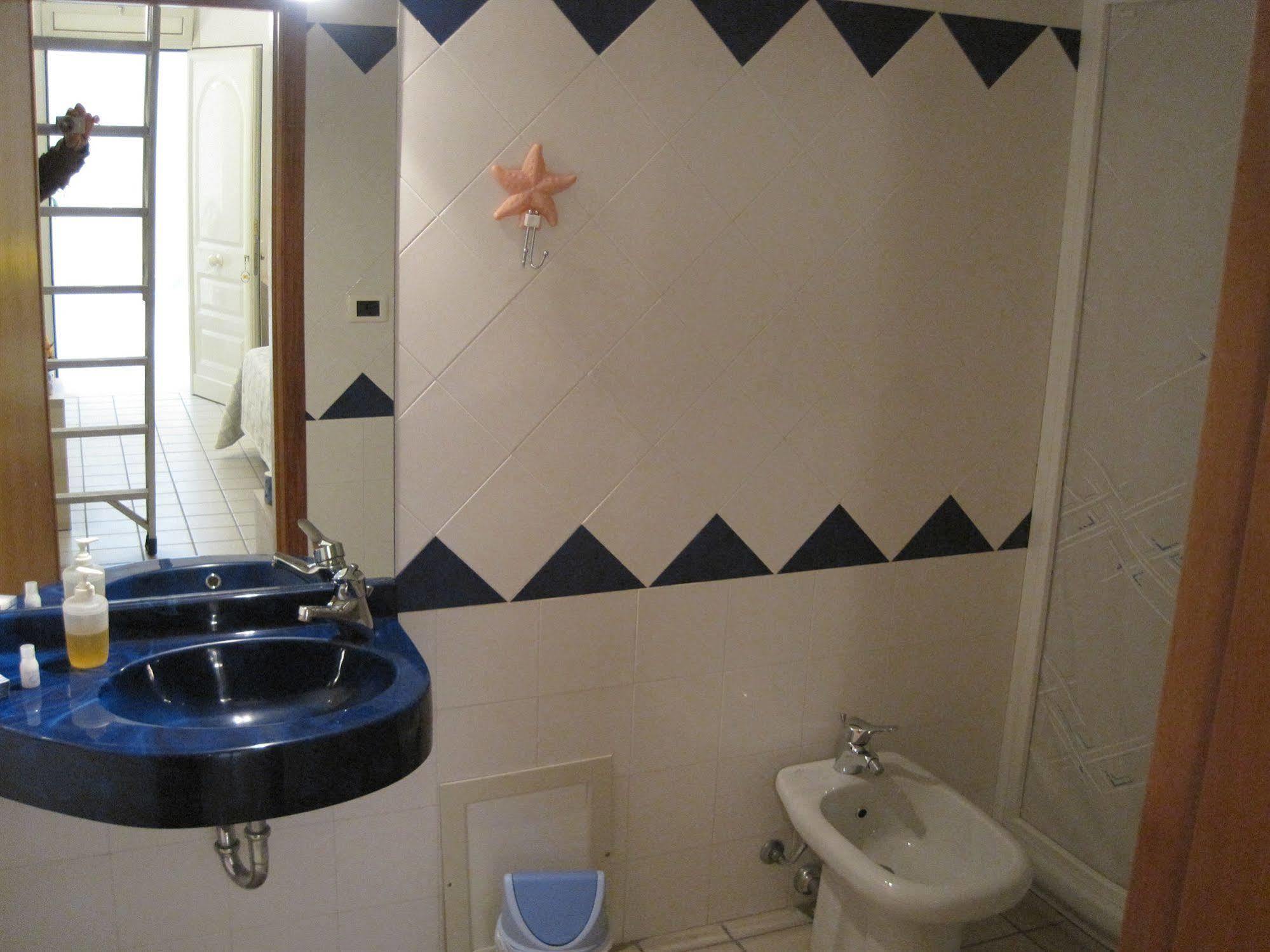 Hotel Sirenetta อิโซลา เดลเล เฟมมิเน ภายนอก รูปภาพ