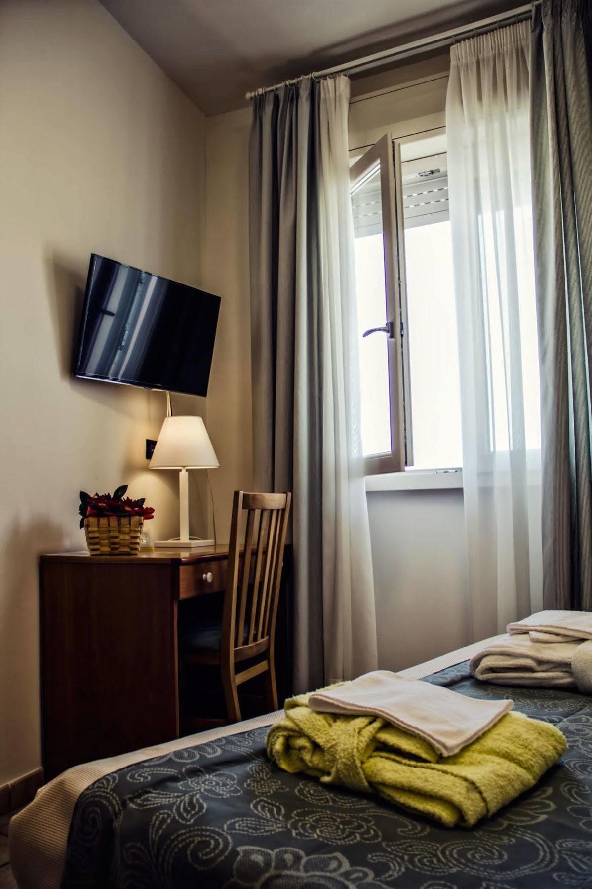Hotel Sirenetta อิโซลา เดลเล เฟมมิเน ภายนอก รูปภาพ