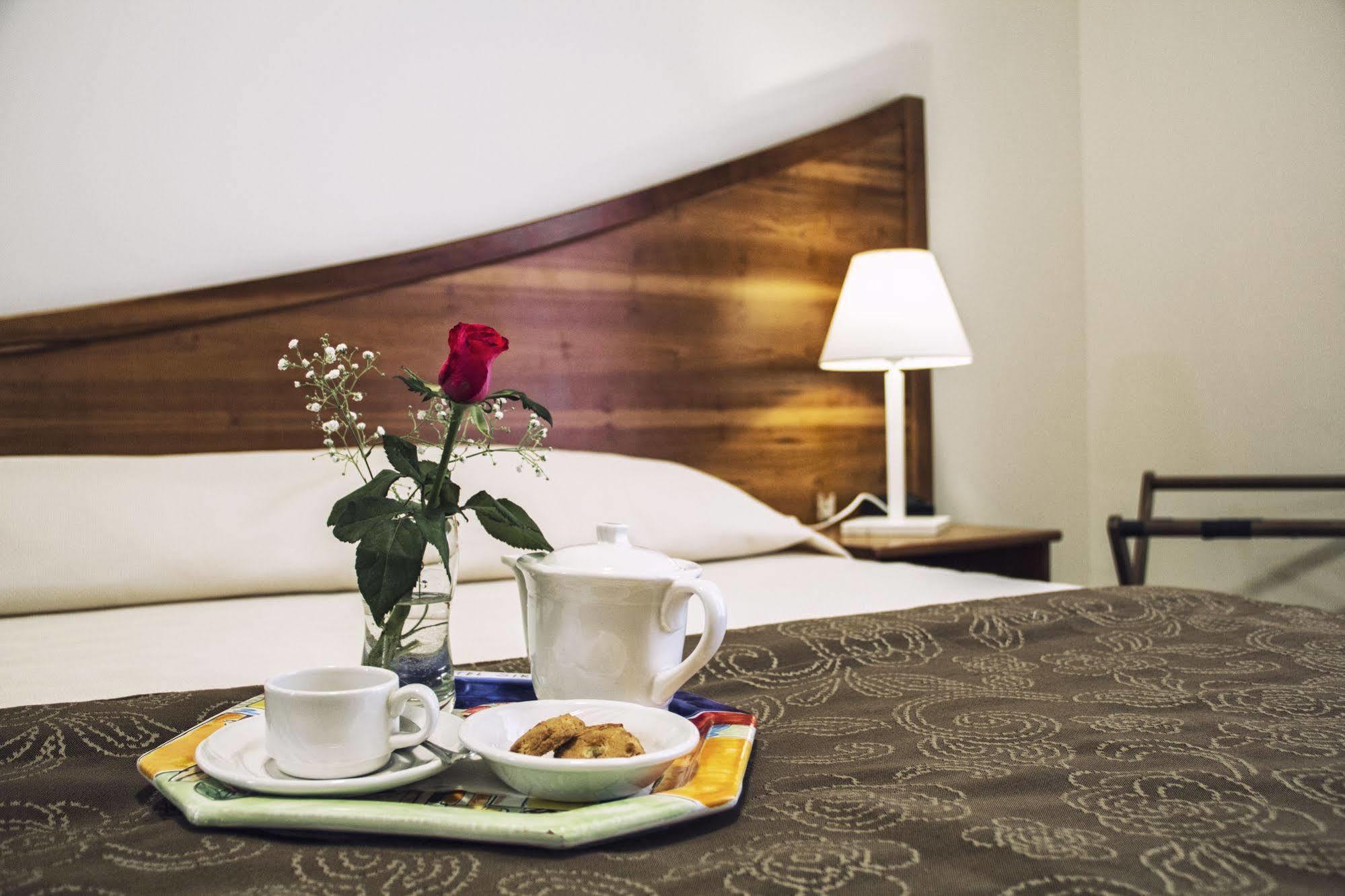 Hotel Sirenetta อิโซลา เดลเล เฟมมิเน ภายนอก รูปภาพ