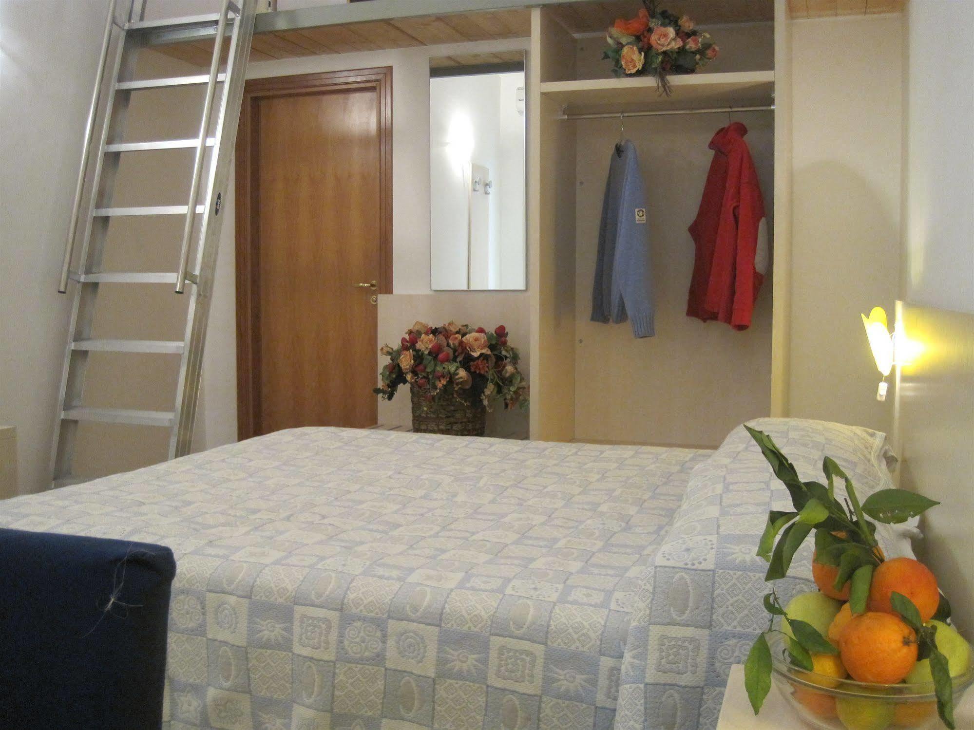 Hotel Sirenetta อิโซลา เดลเล เฟมมิเน ภายนอก รูปภาพ