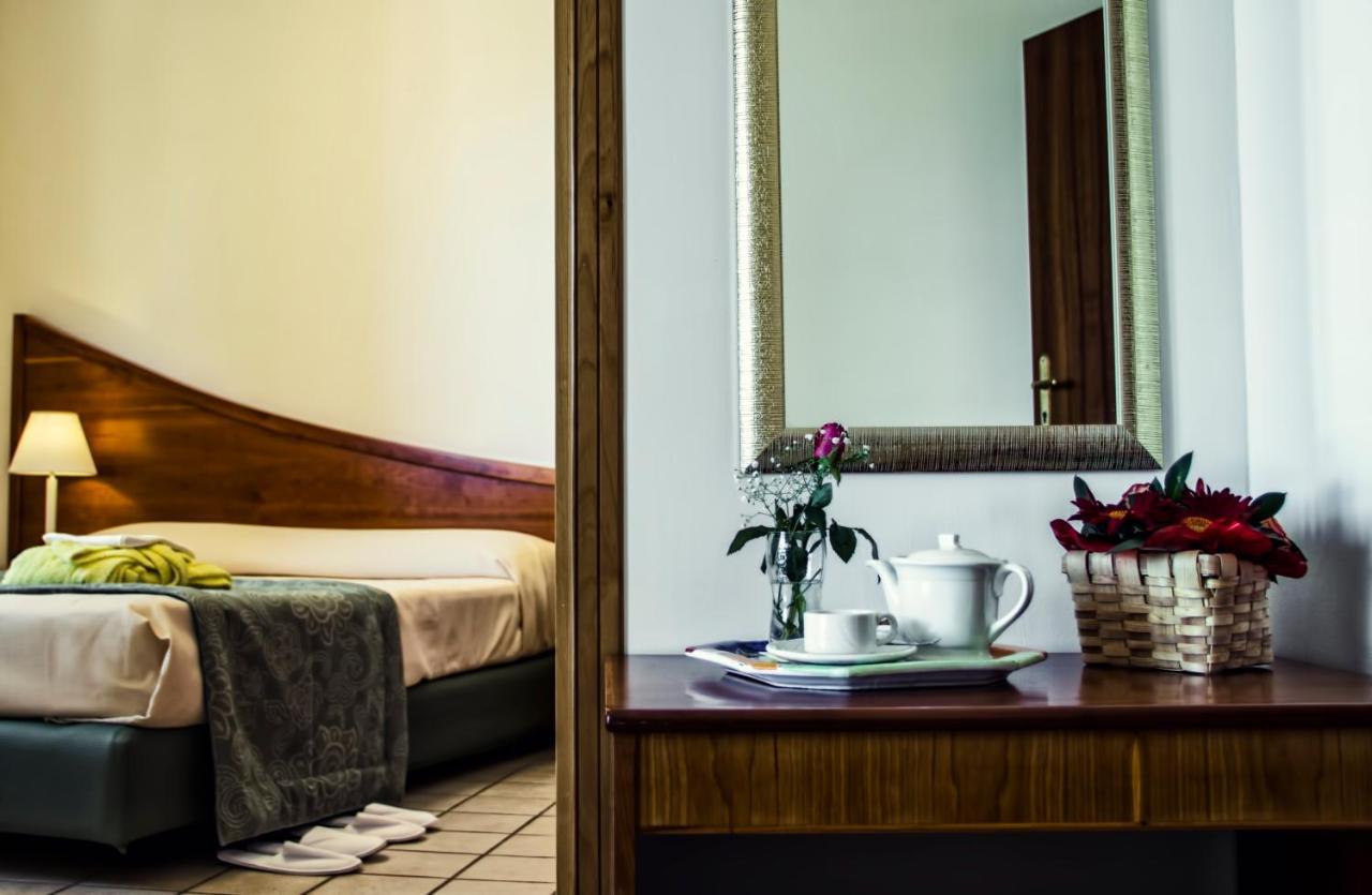 Hotel Sirenetta อิโซลา เดลเล เฟมมิเน ภายนอก รูปภาพ